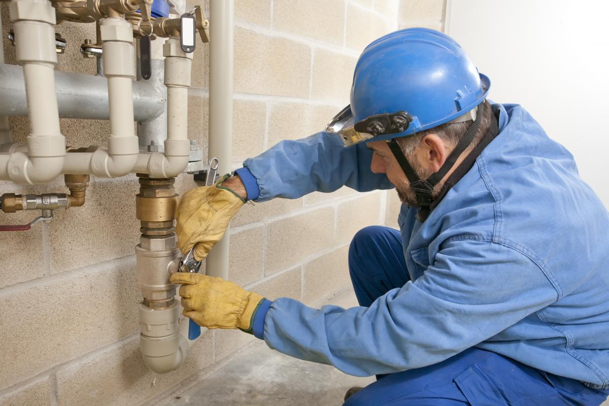 THINGS TO CONSIDER BEFORE HIRING A PLUMBING CONTRACTOR 1