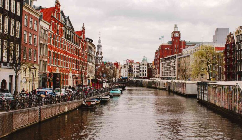 Dutch city plans to pay citizens a ‘basic income’, and Greens say it could work in the UK 6