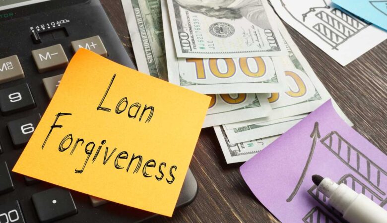Government under pressure over student loan change 4