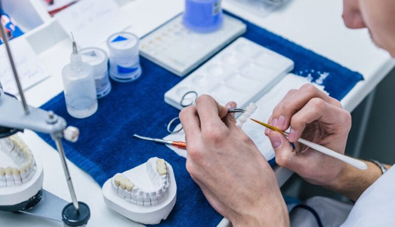 How much does a dental lab tech make? 7